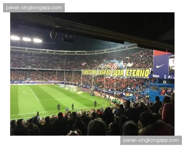 马竞主场球迷高歌助威,万达大都会球场气氛热烈 马竞主场球迷高歌助威,万达大都会球场气氛热烈