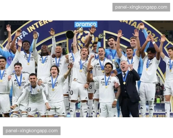 莫德里奇凝视美洲杯奖杯，赛后与迪马利亚相拥落泪